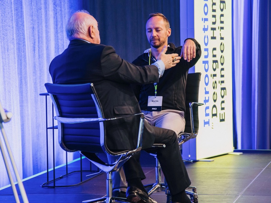 Richard Bandler arbeitet 2023 in Mainz live mit einem Teilnehmer auf der Bühne