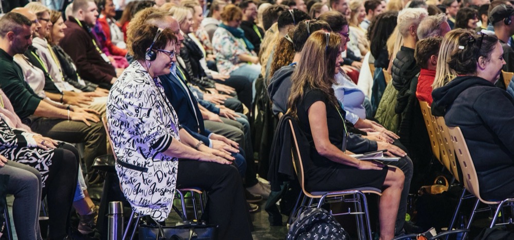Teilnehmer mit Kopfhörern bei der Live-Übersetzung des Seminars
